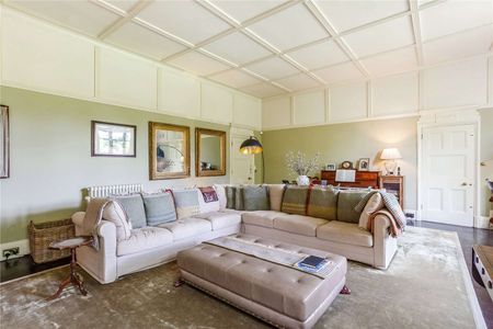 SHORT TERM - A charming four bedroom period family home offered on a short term basis fully furnished and all bills included - Photo 2