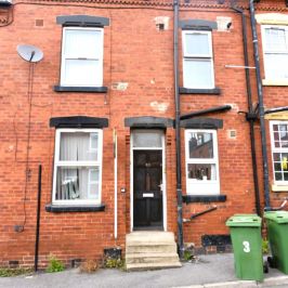 2 bedroom House in Harold Terrace, Leeds - Photo 1