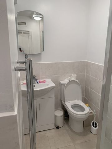 3 Bed Flat, Knighthead Point, E14 - Photo 3