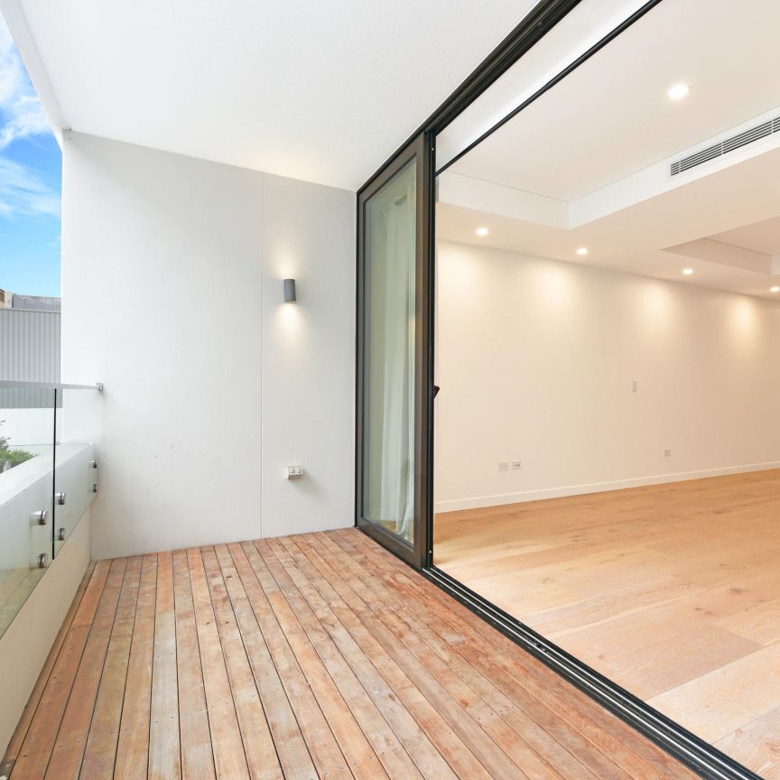 Prime Location, Modern One Bedroom Apartment - Photo 1