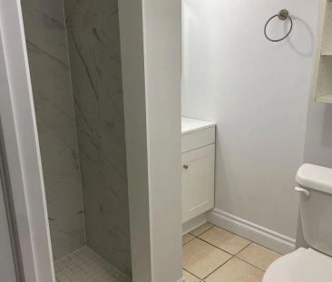 8 THORNCROFT CRESCENT - Photo 4