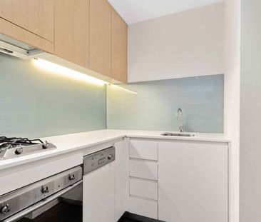 Large One Bedroom + Balcony - Photo 3