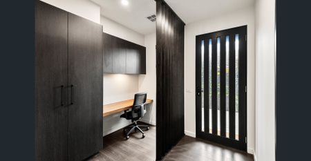 STUNNIG EXECUTIVE TOWNHOUSE IN A PREMIER LOCATION - Photo 2