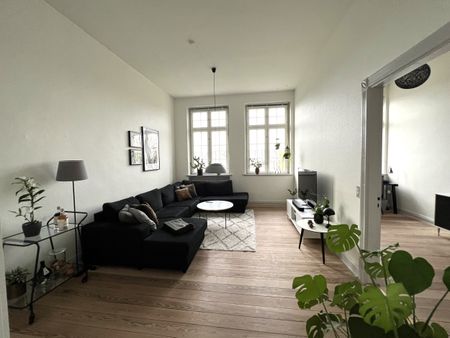 HØJT TIL LOFTET OG GOD PLADS. - Foto 4