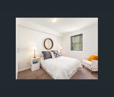 OVERSIZED ONE BEDROOM APARTMENT WITH SPACIOUS STUDY/2ND ROOM - Photo 5