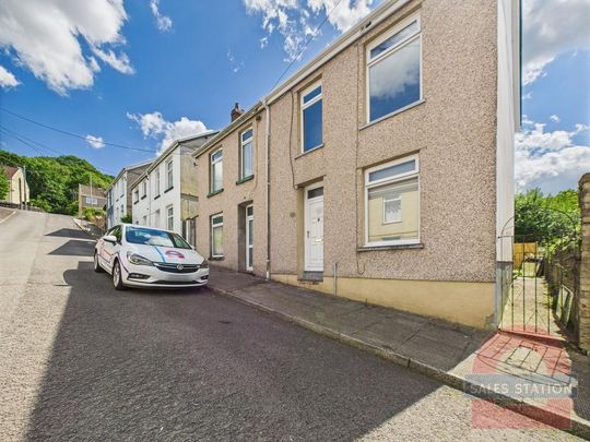 3 bedroom end of terrace house to rent - Photo 1