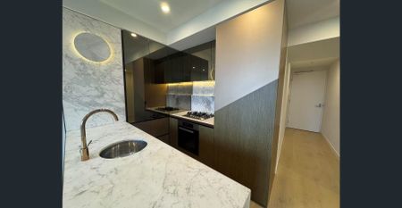 Spacious 2-Bedroom with City Views in the Heart of Melbourne - Photo 3