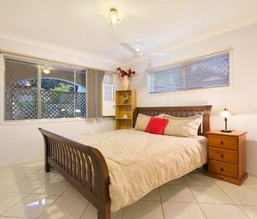Spacious Family Home in Central Springwood - Photo 2