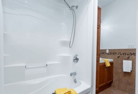 For Lease - 5761 Ironwood Street, Niagara Falls, Ontario - Photo 2