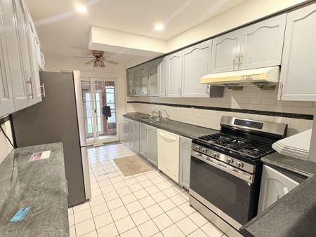 For Lease - 124 Robbinstone Drive, Toronto, Ontario - Photo 4