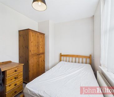 5 bedroom semi-detached house to rent - Photo 2