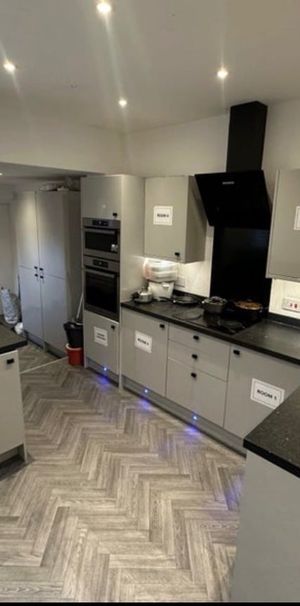 Room in a Shared Flat, Queen St, M2 - Photo 2