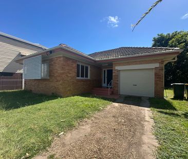 TWO BEDROOM HOME, WALKING DISTANCE TO SHOPPING CENTRE! - Photo 4