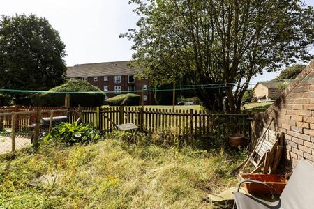 3 bedroom 1 bath close to Seven Sisters Road station with a garden - Photo 4