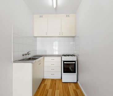 One Bedroom Apartment In Great Location - Photo 2