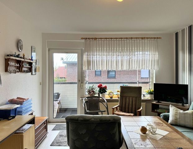 Gemütliche 2ZKB Dachgeschosswohnung mit EBK & Balkon in zentraler Sackgassenlage der Stadt Wiesmoor - Foto 1