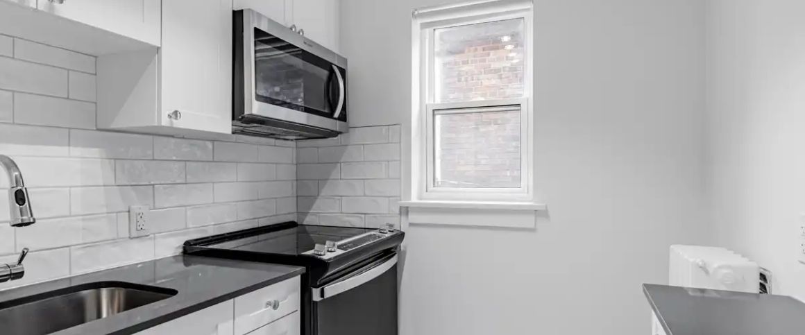 310-312 LONSDALE RD — 1 Bedroom - Photo 1