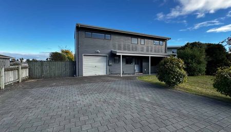 Fully furnished three bedroom home with spa pool! - Photo 2