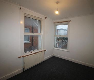 3 bedroom end of terrace house to rent - Photo 2