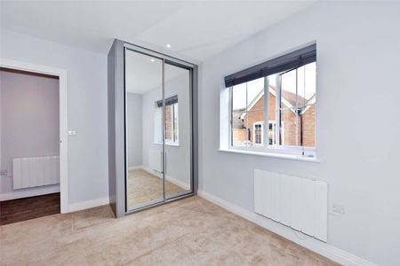 A two bedroom apartment finished to a high standard and centrally located on the Marlow High Street. One parking space included - Photo 2