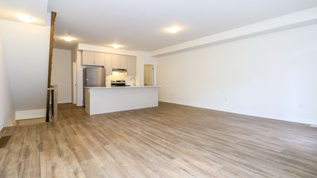 For Lease - 2023 Matteer Court Unit# Unit 21, Innisfil, Ontario - Photo 4