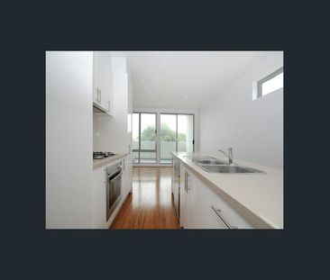 SPACIOUS, MODERN & BEACHSIDE - Photo 5