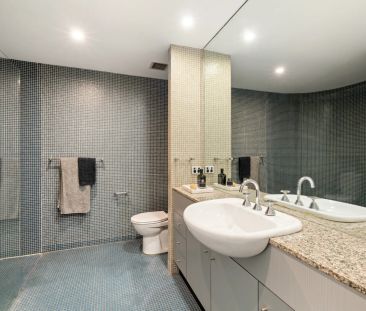 Urban oasis in chic warehouse conversion - Photo 6