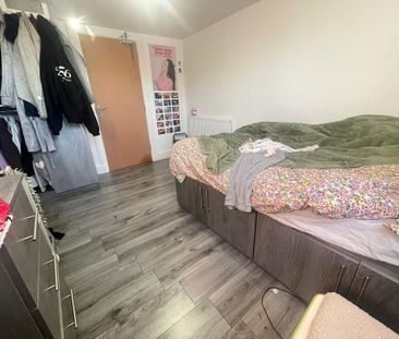 8 bedroom semi-detached house to rent - Photo 3