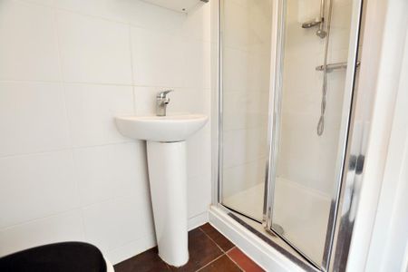 1 bedroom in a house share to rent - Photo 4