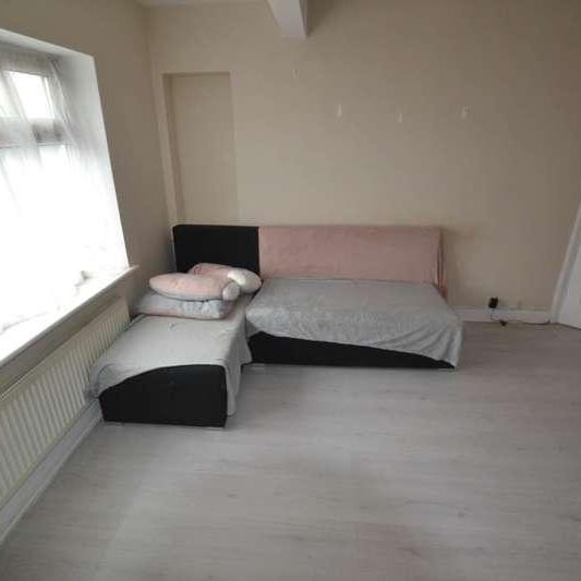 Langdale Gardens, Perivale, UB6 - Photo 1