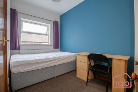 1 bedroom in a house share to rent - Photo 2