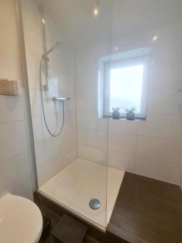 lichtdurchflutete DG-Whng,DU-Bad m.Fenster,französischer Balkon - Foto 2