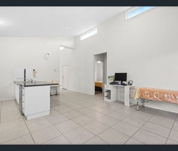 Spacious Contemporary Home - Photo 3