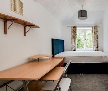 4 bedroom semi-detached house to rent - Photo 5