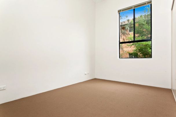 MODERN & CONVENIENTLY LOCATED - Photo 1