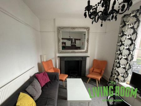 3 bedroom flat to rent - Photo 2