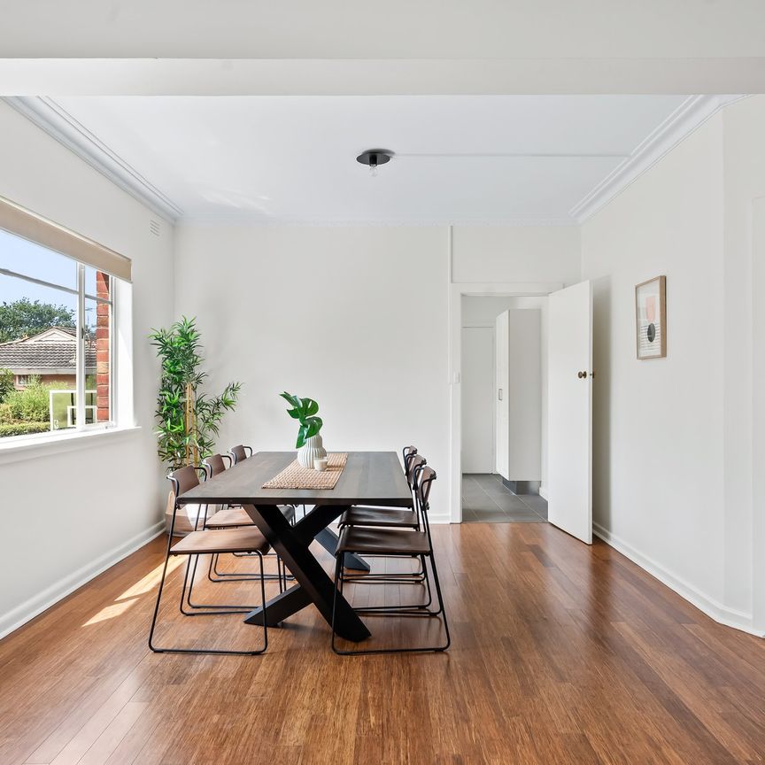 Early mid-century sophistication in a peaceful setting. - Photo 1