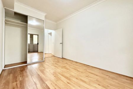 Spacious two-bedroom in a convenient Homebush location - Photo 3