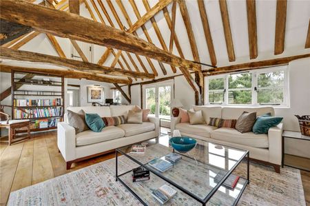 Charming Grade II listed period property dating back to 1607, beautifully refurbished to an excellent standard. - Photo 4