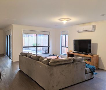 STYLISH MODERN LIVING - Photo 2