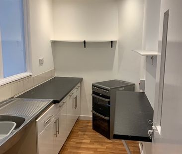 Studio Flat, Greenfield Road, L13 - Photo 3