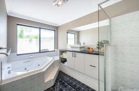 Secret Harbour - Photo 3