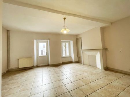 Location Maison 2 pièces 44m² LE MAY SUR EVRE 49122 - Photo 2