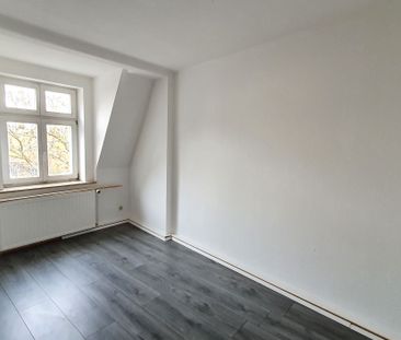 geräumige 3- Raumwohnung mit Einbauküche im Dachgeschoss ! - Photo 1
