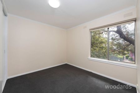 Spacious living - Photo 2