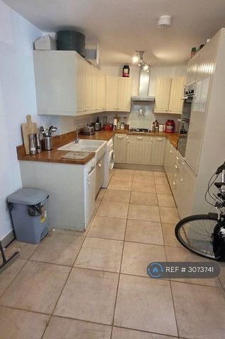 1 bedroom in a flat share to rent - Photo 4