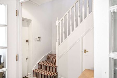Charming four-bedroom terraced home in the heart of East London - Photo 2