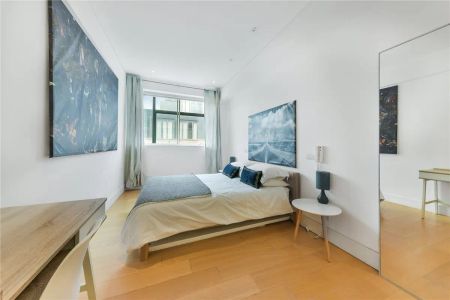 3 bedroom flat in London - Photo 4