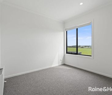 Like-New 3 bedroom Townhouse - Photo 4