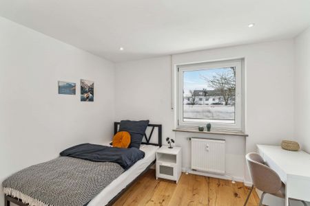 Top University Location! Modern Furnished Room in Renovated Shared Apartment - Photo 4